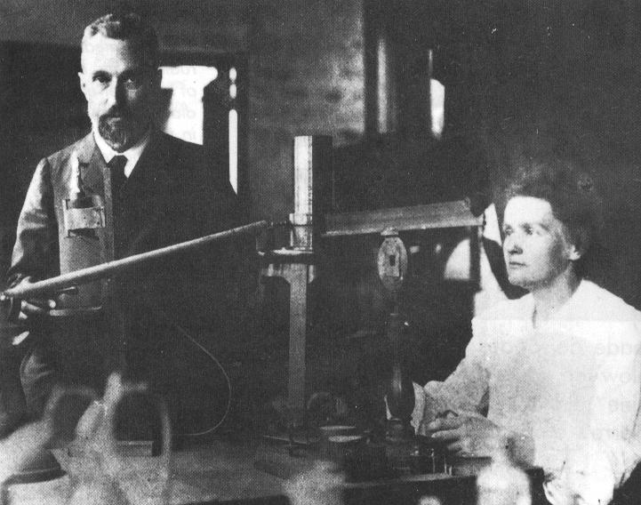 Marie und Pierre Curie in ihrem Labor